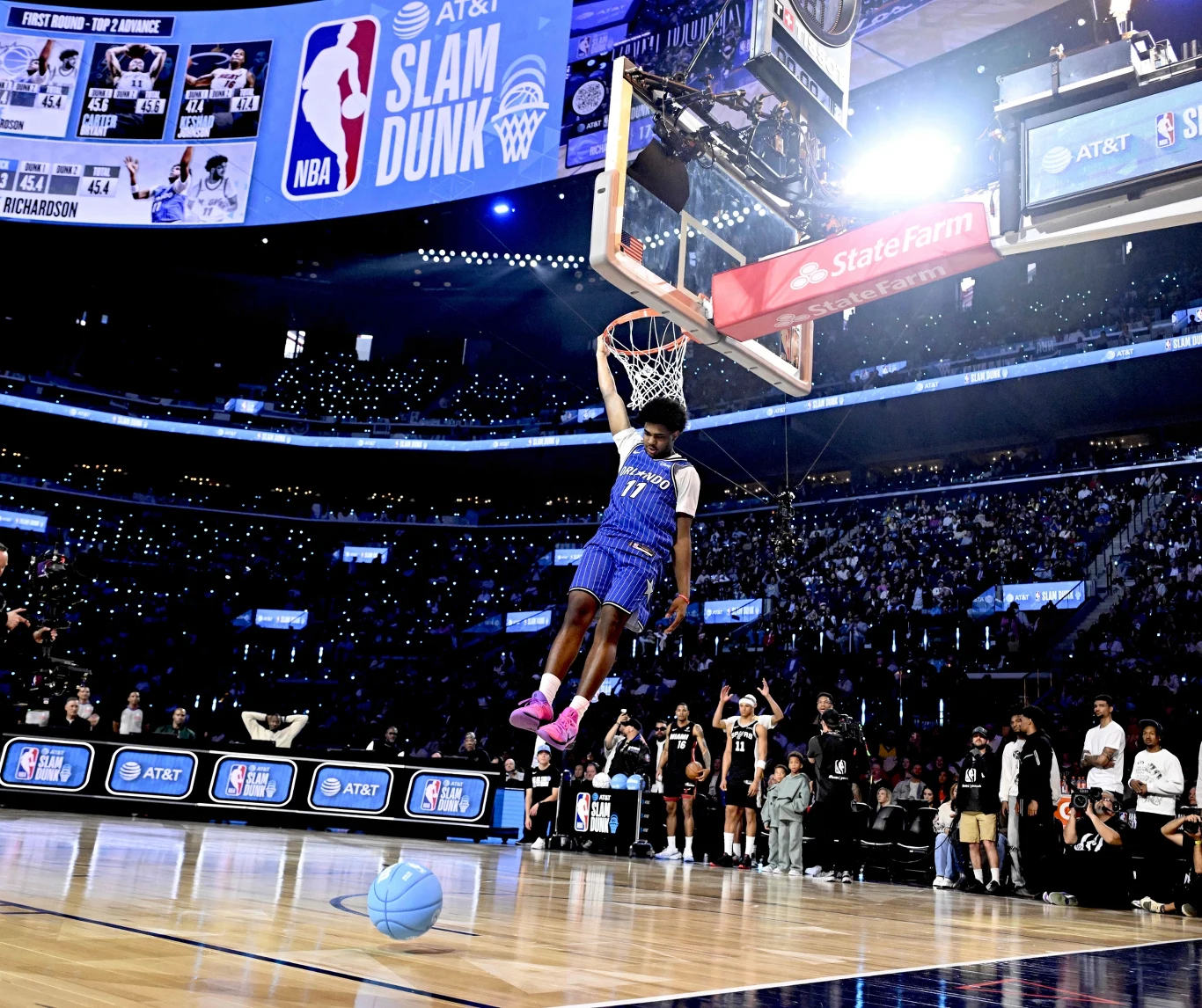 Moment grozy podczas konkursu wsadów NBA. Młody talent uderzył głową w parkiet