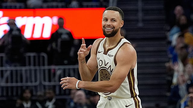 Curry zakończył passę porażek Warriors kluczowymi akcjami w starciu z Kings